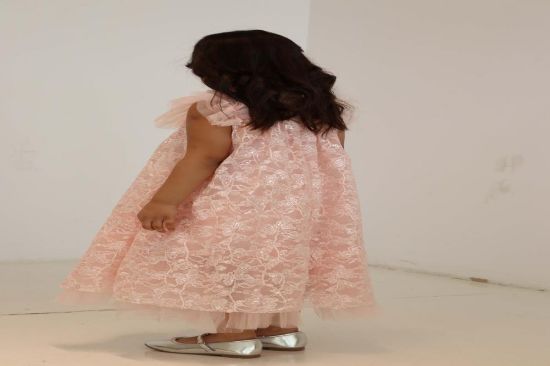 صورة فستان لحمي بالتل على الاكتاف والنهايات